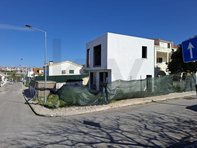 Lote de terreno com projecto de construção em curso | Moradia T3 isolada | Funchalinho Caparica