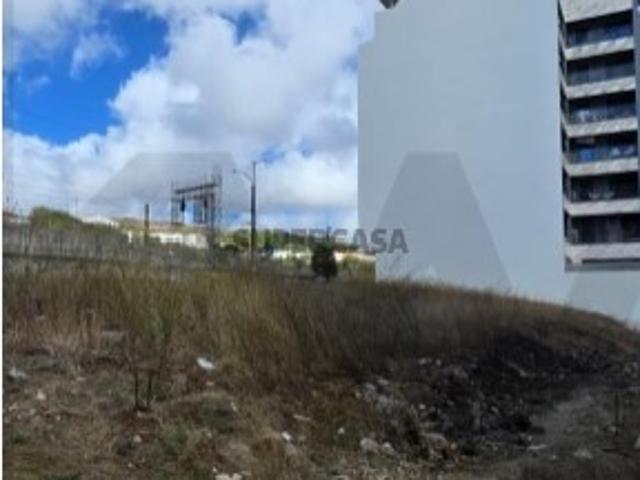 Lote de terreno com projeto aprovado e licença a pagamento na Amadora