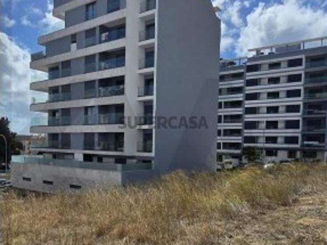 Lote de terreno com projeto aprovado e licença a pagamento na Amadora