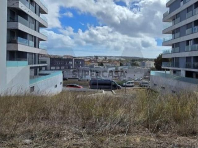 Lote de terreno com projeto aprovado e licença a pagamento na Amadora