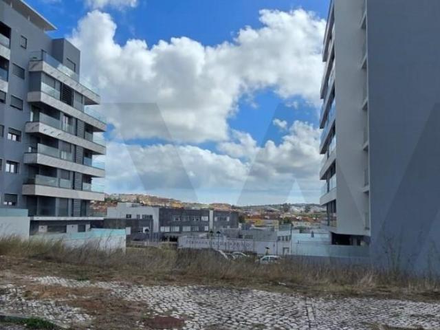 Lote de terreno com projeto aprovado e licença a pagamento na Amadora