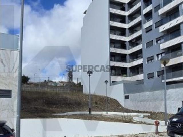 Lote de terreno com projeto aprovado e licença a pagamento na Amadora