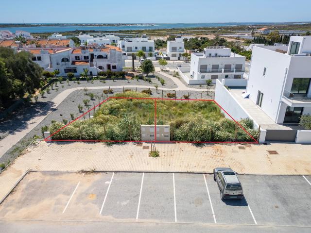 Lote de Terreno com Projeto Pré aprovado para Moradia T3 com Piscina Privativa – Um Refúgio no Coração do Algarve, entre a Ria Formosa e o Atlântico
