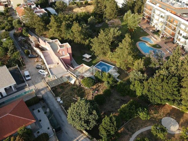Lote de Terreno com uma área de 1.211m2, com Moradia, em Loulé