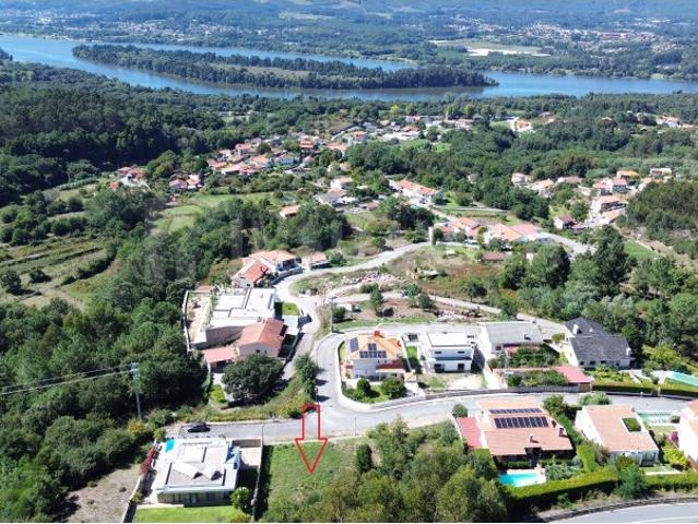 Lote de terreno com vistas rio