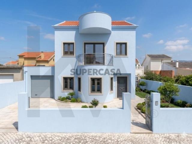 Lote de Terreno com 332 m2 com moradia por terminar em São Domingos de Rana