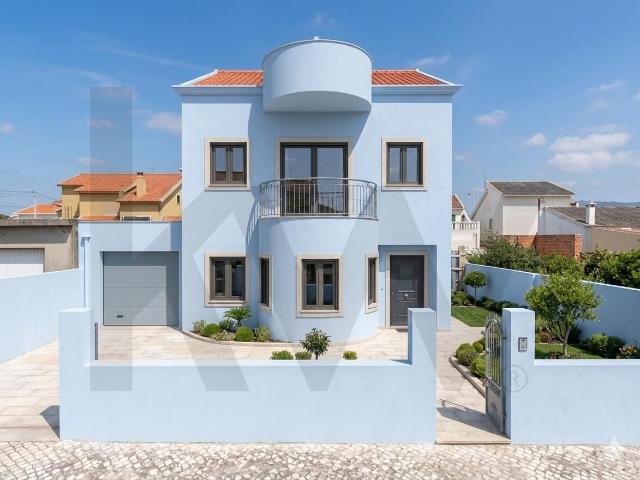 Lote de Terreno com 332 m2 com moradia por terminar em São Domingos de Rana
