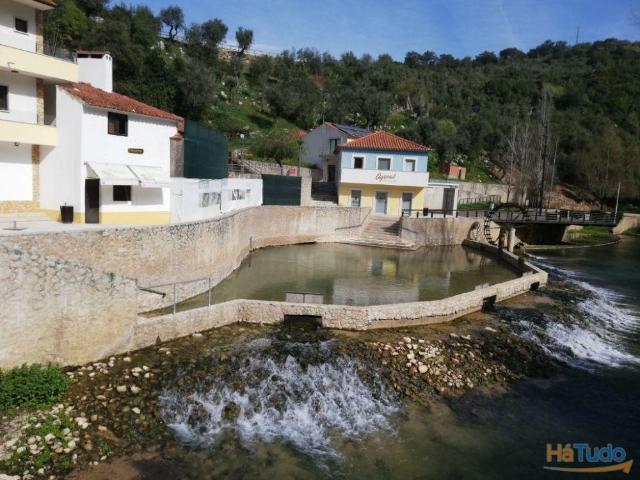 Lote de Terreno área 1.280m2, aprovado com 400m2 de Construção, junto à Estrada e próximo da Praia Fluvial do Agroal. | 26064085577