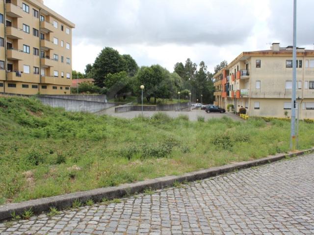 Lote de terreno destinado a serviços em Mozelos