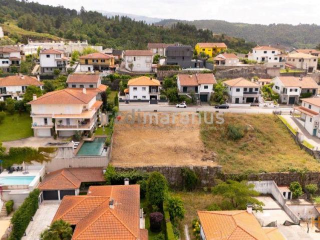 Lote de terreno para moradia individual, com 820m2. Em zona nobre da cidade. Excelentes acessos e vistas sobre a cidade | 26084091392