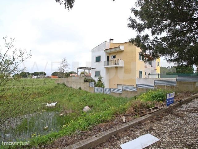 Lote de Terreno Urbano com 324 m2 para construo de moradia geminada