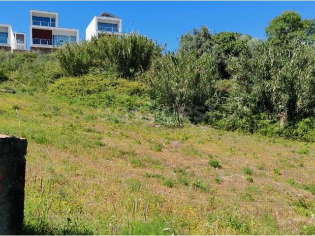 Lote habitacional localizado perto de serviços e comércio