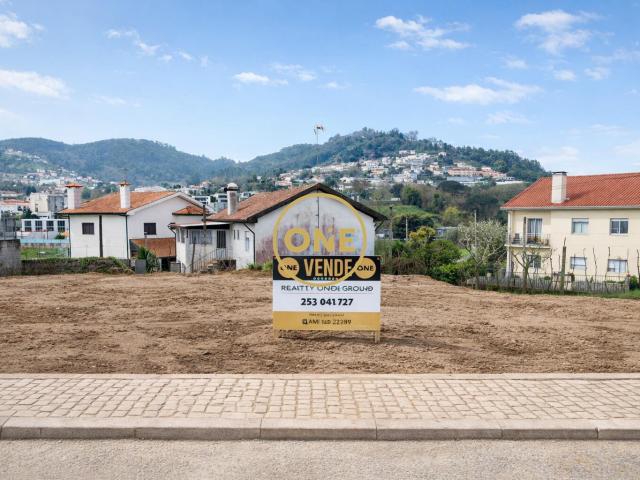 Lote para construção de moradia em banda situado em Gualtar