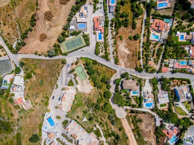 Lote para construção de moradia isolada próximo a Carvoeiro