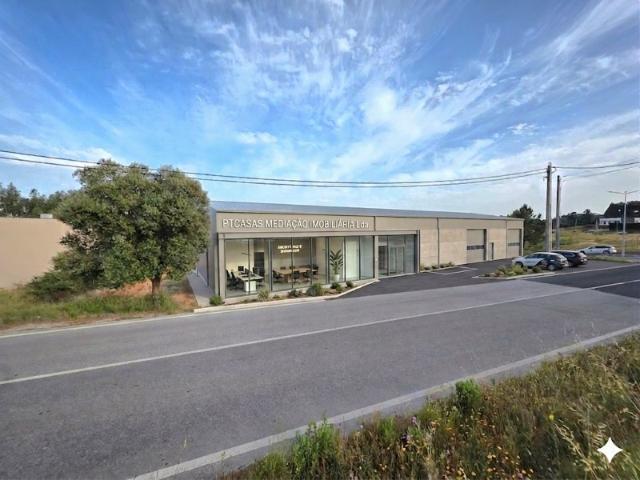 Lote para construção de armazém em zona industrial com exposição comercial e bons acessos em Torres Vedras
