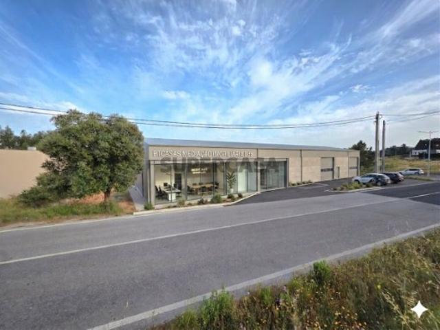 Lote para construção de armazém em zona industrial com exposição comercial e bons acessos em Torres Vedras