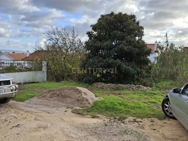 Lote para construção de 2 moradias geminadas na Sobreda Visitas Suspensas