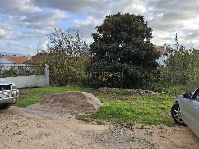 Lote para construção de 2 moradias geminadas na Sobreda Visitas Suspensas