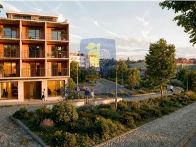Lote para edifício com 5 pisos e 2 caves em Santarém com vista urbana