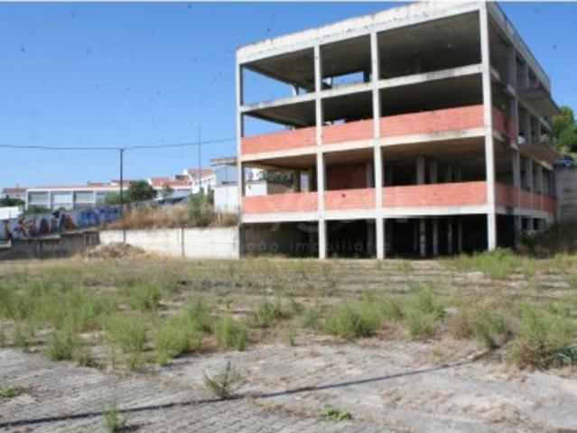 Lote urbano com construção iniciada em Alvito