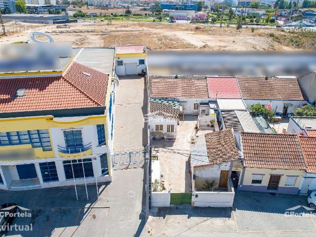 Lote urbano com moradia antiga e viabilidade de construo Montijo