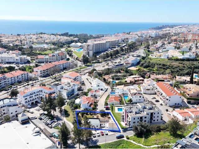 Lote urbano com moradia existente e viabilidade de construção