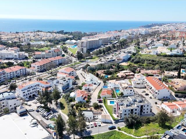 Lote urbano com moradia existente e viabilidade de construção