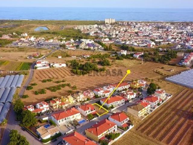 Lote Urbano com Projeto Aprovado para 2 Moradias com Piscina a Poucos Minutos da Praia
