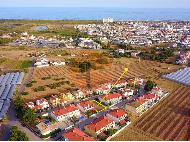 Lote Urbano com Projeto Aprovado para 2 Moradias com Piscina a Poucos Minutos da Praia