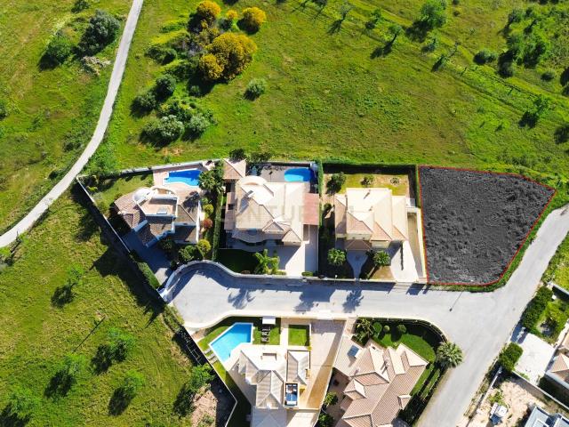 Lote urbano com projeto para moradia contemporânea com piscina