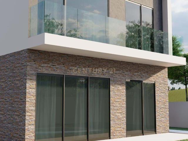Lote Urbano de 331m² com PROJETO JÁ NA CÂMARA – Próximo Mercado Charneca de Caparica