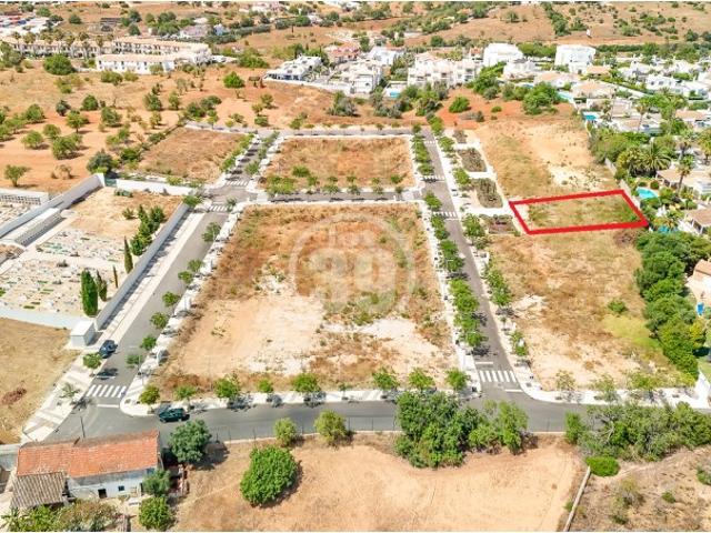 Lote Urbano para Construção de Moradia T4 com 2 Pisos e Cave | 400 m²