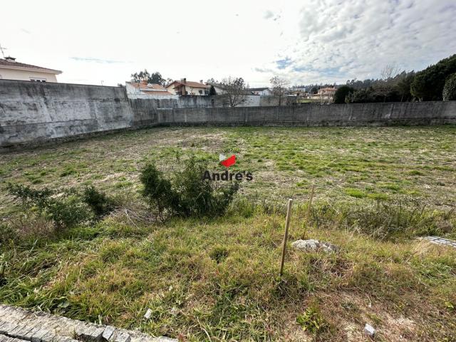 Lote 420m2 | Moradia V4 de 3 frentes | Castêlo da Maia | Maia