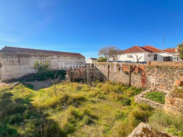 Lote com 1.072 m² para construção de prédio em Beja