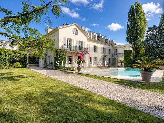 Louveciennes Propriété familiale de caractère avec parc, piscine et dépendances