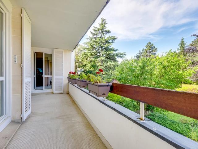 LOUVECIENNES LARGE BALCON TERRASSE VUES SUR JARDINS
