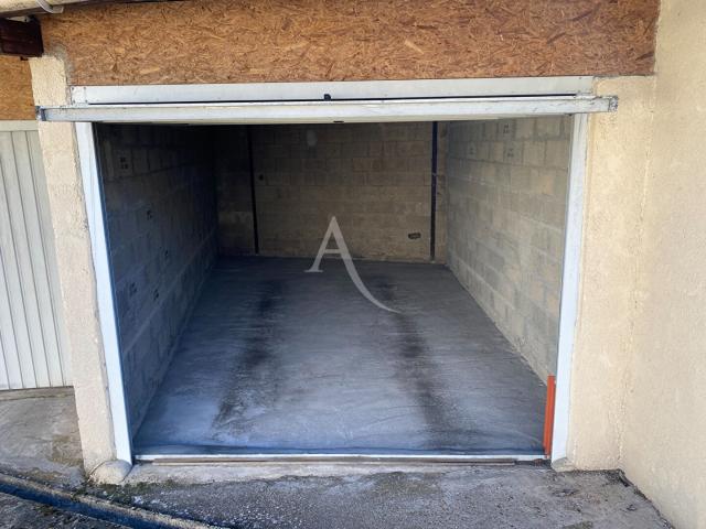 Louviers Location Parking / Garage 27