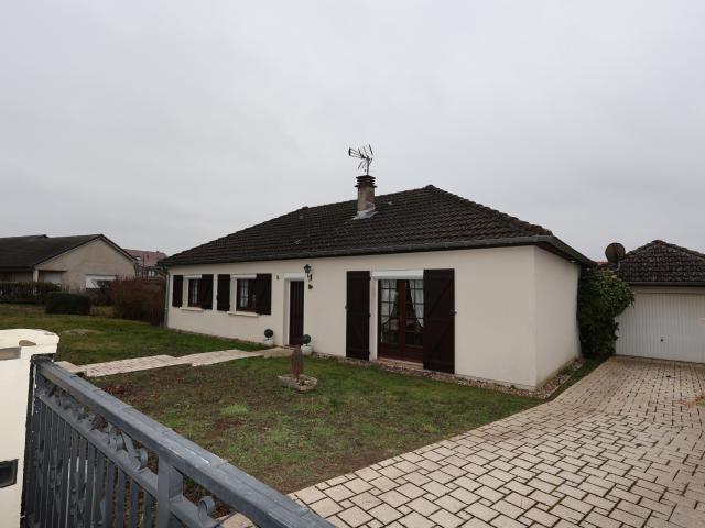 LOUVIGNY, AU CALME, PLAIN PIED 116 M2 4 CHAMBRES AVEC GRAND TERRAIN DE 11,54 ARES