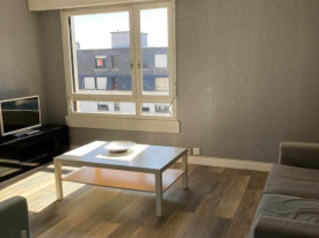 Loue appartement type 4 entièrement meublé à REIMS rue Gambetta, face à Sciences Po, 10 15 minutes à pieds du centre ville/ secteur Barbâtre/SAINT REMI /idéal pour location étudiante