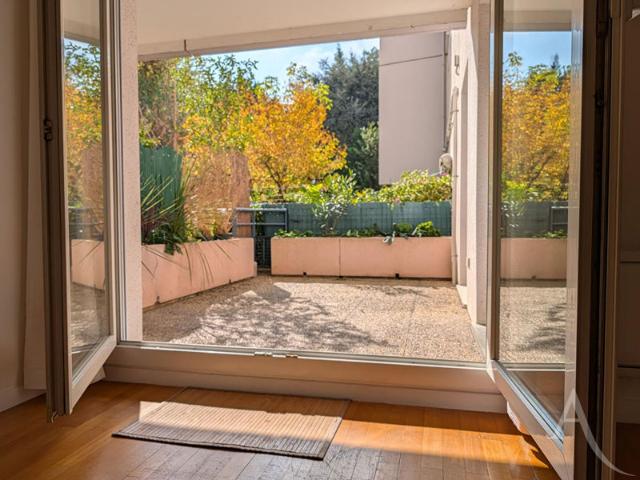 LOUE Grand T2 52m²+ Terrasse Pont des Demoiselles 2 pièces