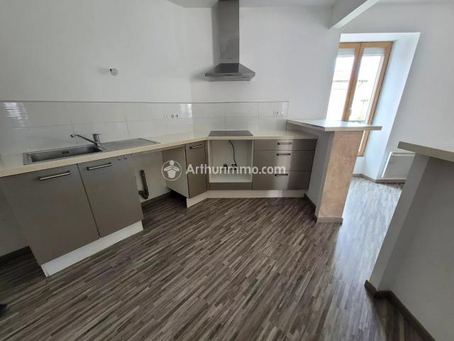 Louer appartement de 4 pièces 89 m² 630 € à Saint Jean d'Angély 17400: une annonce Arthurimmo.com