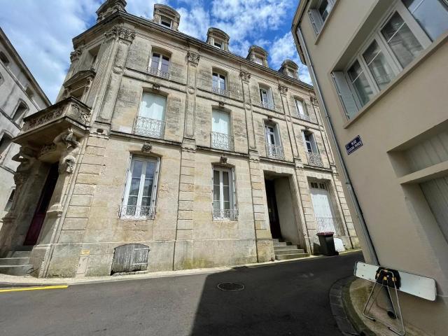 Louer appartement de 1 pièce 24 m² 450 € à Niort 79000: une annonce Arthurimmo.com