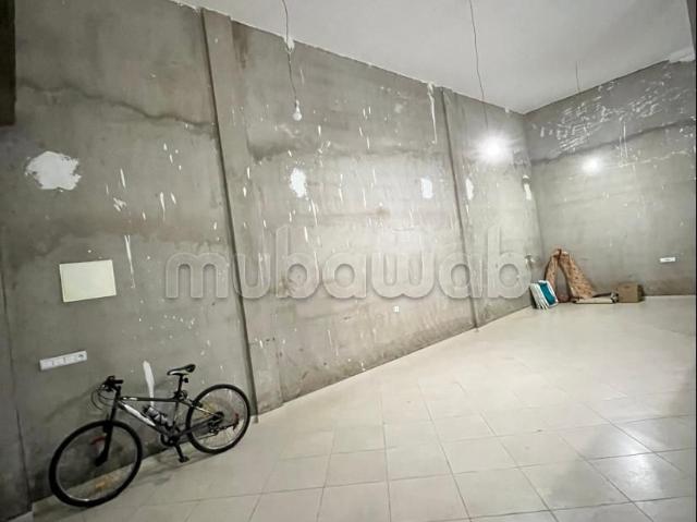 Louez ce local commercial à La Ville Haute. Superficie 50 m². Fenêtres avec double vitrage et porte blindée