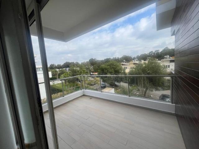 Louez cet appartement à Ville Verte. 3 chambres agréables. Porte blindée et résidence sécurisée