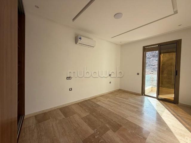 Louez cet appartement à Camp Al Ghoul. Superficie 70 m². Avec garage et ascenseur
