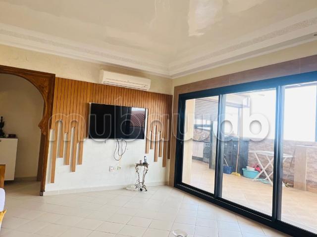 Louez cet appartement à Route Casablanca. Superficie 150 m². Places de parking et terrasse