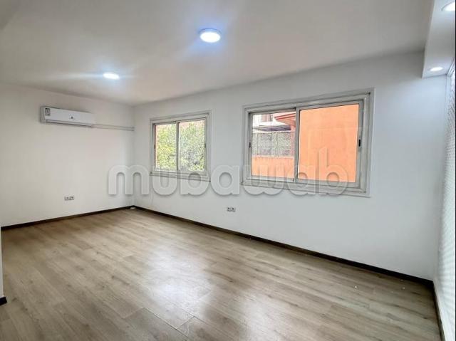 Louez cet appartement Usage bureau à Guéliz. 3 pièces confortables. Ascenseur