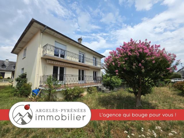 Lourdes Maison avec deux appartements, grand garage et terrain constructible