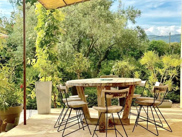Lourmarin, à pied du village, 'bastidon' de charme avec piscine