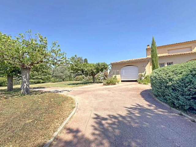 Lourmarin au coeur du Luberon Villa avec piscine à 10mn à pied du village